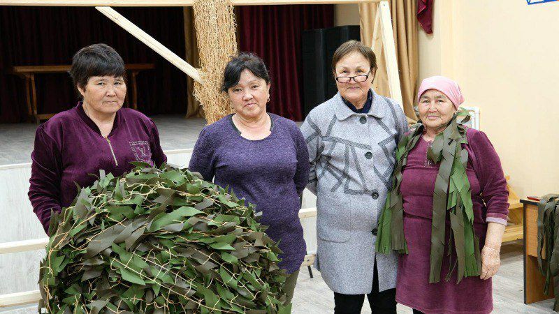 Астраханские пенсионеры Камызякского района изготовили более 150 масксетей для бойцов СВО