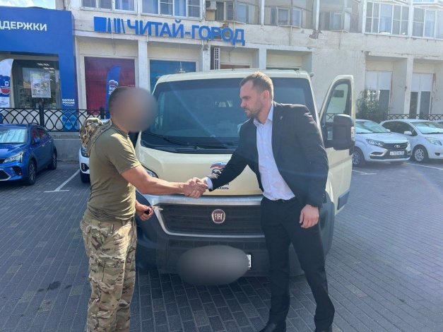 Астраханским бойцам СВО передали бронированный автомобиль