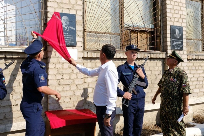 В День ВВС на астраханском ДОСААФ открыли памятную доску Степану Красовскому