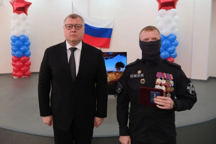10 лет на страже: губернатор Астраханской области наградил сотрудников и военнослужащих Росгвардии