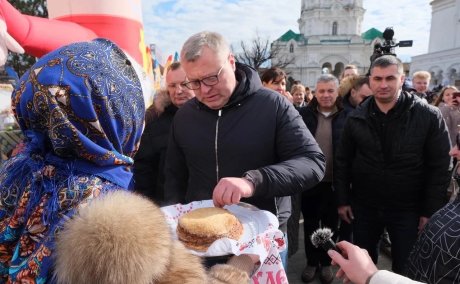 В Астраханском кремле с размахом отметили Масленицу: праздник объединил представителей более 150 национальностей