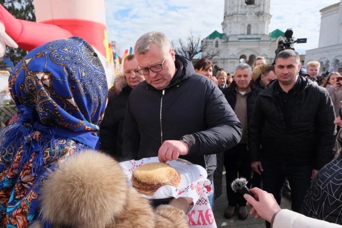 В Астраханском кремле с размахом отметили Масленицу: праздник объединил представителей более 150 национальностей В Астраханском кремле с размахом отметили Масленицу: праздник объединил представителей более 150 национальностей