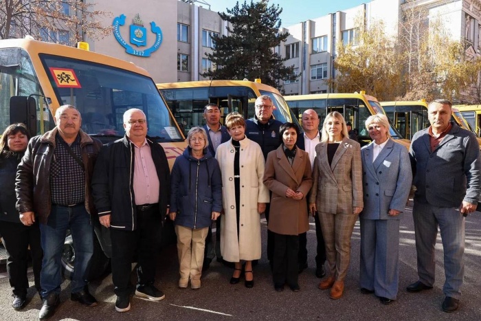 Автопарк Астраханской области пополнился 11 новыми автобусами для сельских школ