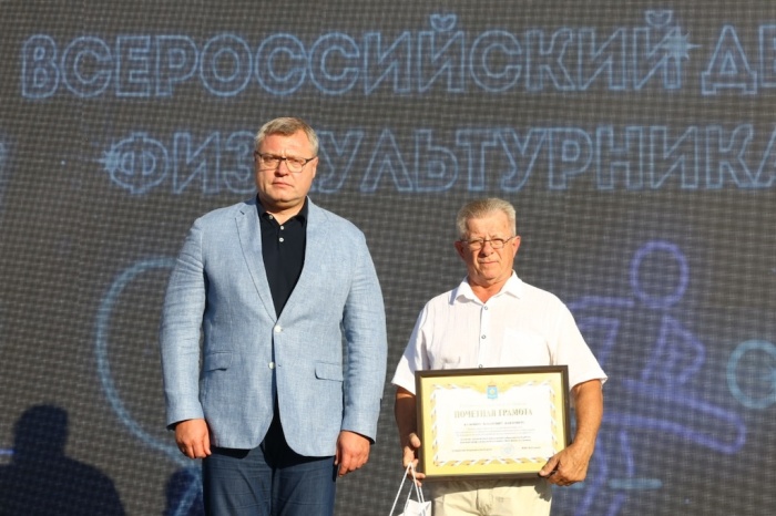 Лучших астраханских тренеров наградили в День физкультурника