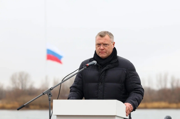 В День Конституции РФ над Астраханью подняли самый большой триколор в регионе