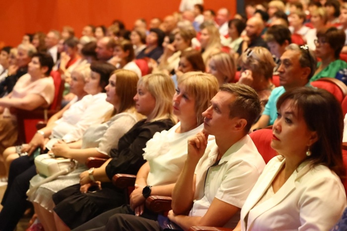 Губернатор Астраханской области выступил с докладом о развитии региона перед педагогической общественностью