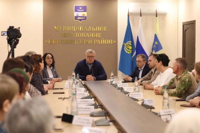 Игорь Бабушкин наградил астраханских волонтёров, помогающих фронту