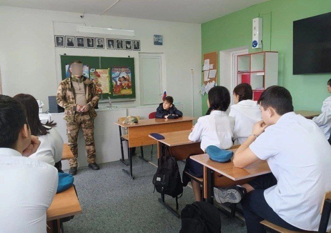 Астраханский боец СВО навестил ребят из родной школы