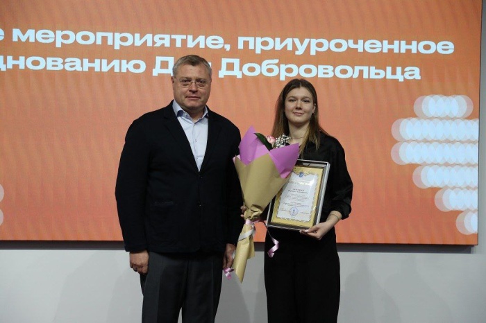 Игорь Бабушкин наградил астраханских волонтеров