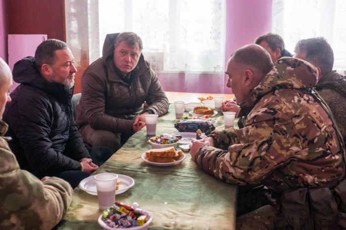  Губернатор Игорь Бабушкин посетил астраханских бойцов в зоне спецоперации