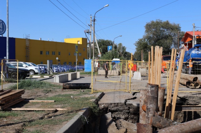 В Астрахани завершается капитальный ремонт водопровода на улице Авиационной