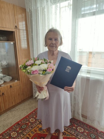 Игорь Бабушкин поздравил с днём рождения старейшего члена партии «Единая Россия»