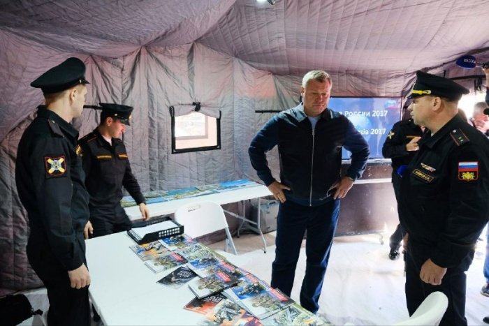 Губернатор Игорь Бабушкин посетил мобильный пункт отбора на контрактную службу в Астрахани 