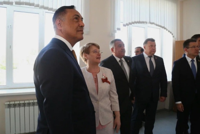 На торжественном мероприятии в астраханской школе отметили вклад Гейдара Алиева в развитие отношений между Россией и Азербайджаном