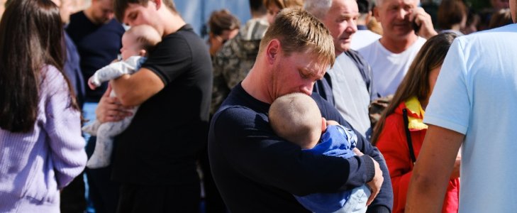 Астраханских бойцов провожают всем городом