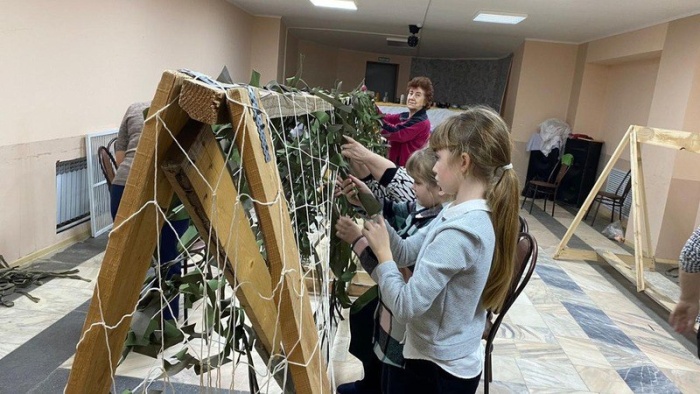 Волонтеры из Камызякского района Астраханской области изготовили сотую маскировочную сеть 