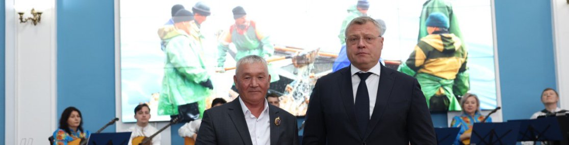 В честь 60-летия празднования Дня Рыбака Игорь Бабушкин вручил награды работникам рыбной промышленности