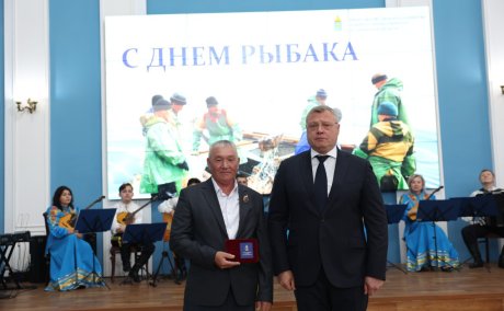 В честь 60-летия празднования Дня Рыбака Игорь Бабушкин вручил награды работникам рыбной промышленности