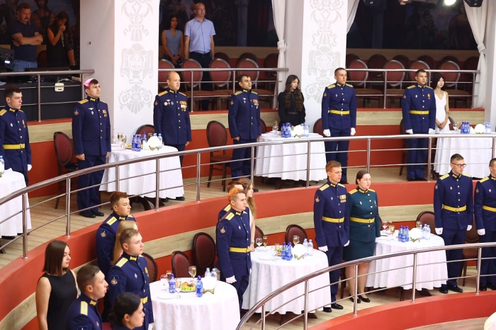 Губернатор Астраханской области встретился с офицерами – выпускниками