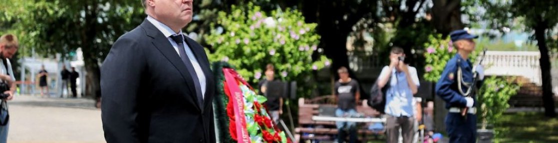Игорь Бабушкин возложил венок к Вечному огню в братском саду