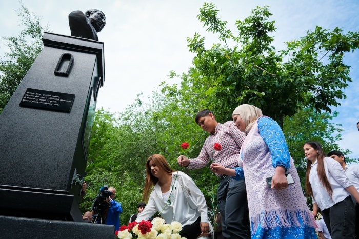 В Астрахани открыли памятник поэту Расулу Гамзатову