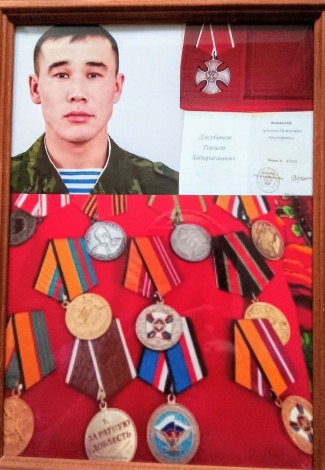 В селе Хошеутово почтили память астраханского военнослужащего