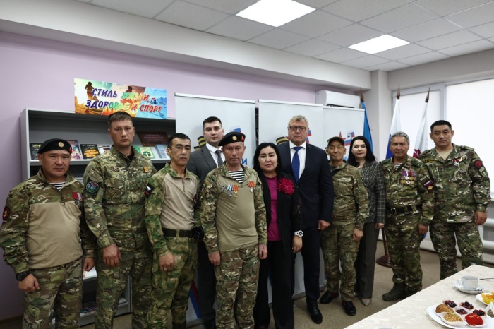 Астраханский губернатор посетил филиал фонда «Защитники Отечества» в Володарском районе