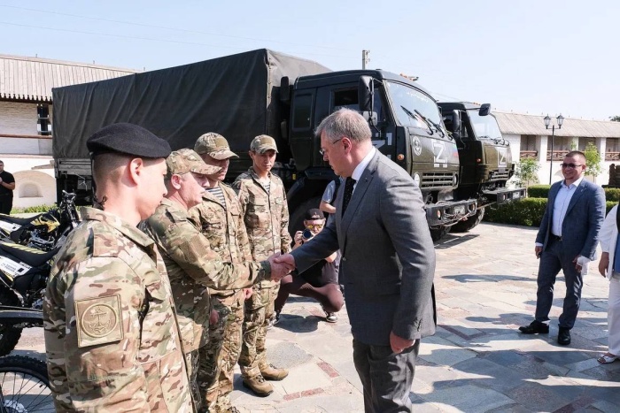 Губернатор Игорь Бабушкин передал 21 мотоцикл военнослужащим в День России