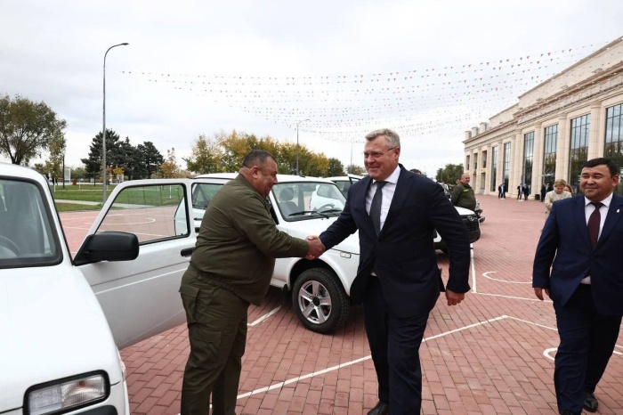 Губернатор Игорь Бабушкин вручил новые автомобили инспекторам службы природопользования