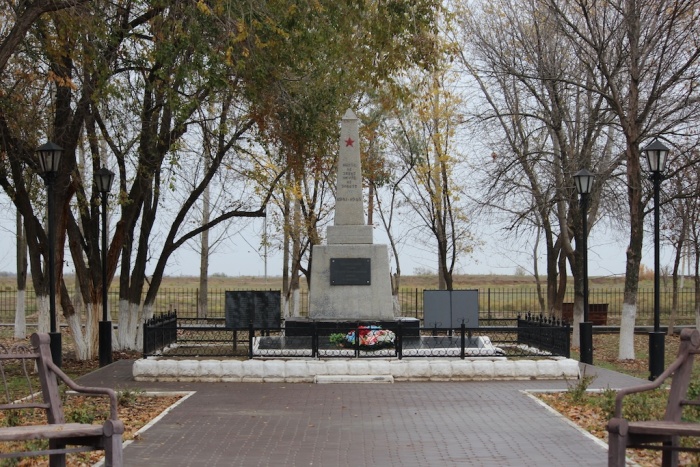 В селе Ватажное Астраханской области благоустроили Парк Победы по нацпроекту «Инфраструктура для жизни»
