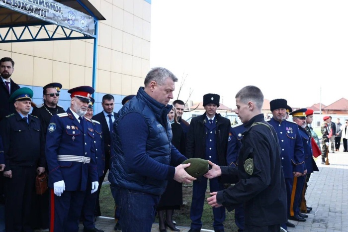 Губернатор Игорь Бабушкин вручил астраханским кадетам оливковые береты