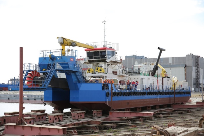 Астраханские корабелы спустили на воду два земснаряда