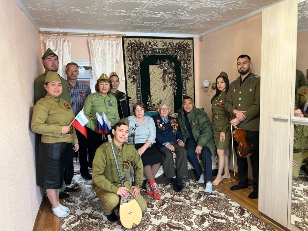 В Астраханской области артисты Центра Курмангазы поздравили 102–летнего ветерана Великой Отечественной войны