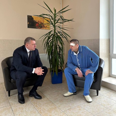 Игорь Бабушкин посетил в питерском госпитале раненного астраханца