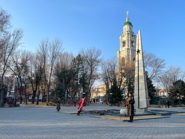 Пост № 1 несет почетную караульную службу в Братском саду Астрахани