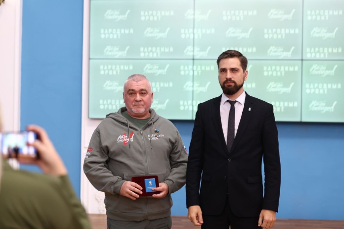 Астраханским волонтерам вручили награды Народного фронта «Все для Победы!»