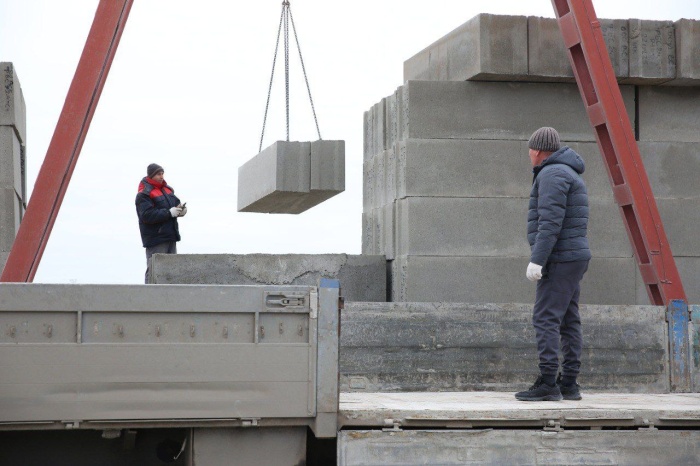 В Курскую область отправили стройматериалы и зимнюю обувь от астраханских производителей