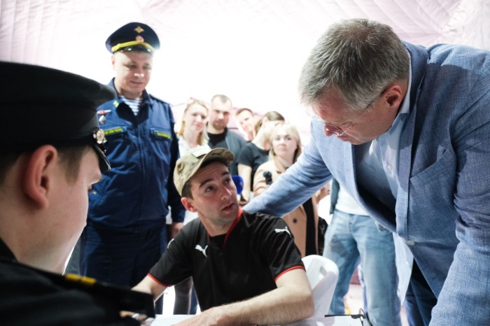 Губернатор Астраханской области Игорь Бабушкин посетил мобильный пункт отбора на контрактную службу