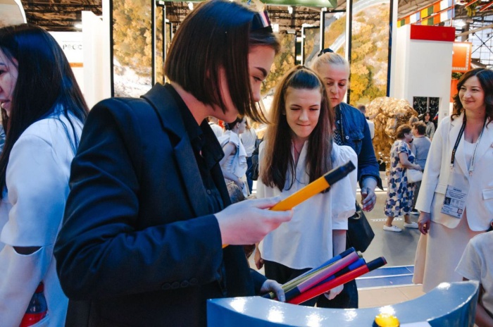 Губернатор Игорь Бабушкин исполнил заветное желание особенного ребёнка – побывать на выставке-форуме «Россия»