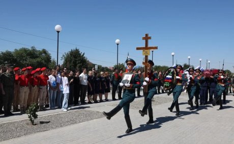 Пример мужества двух братьев: в Астрахани почтили память Героев России