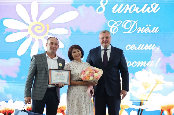В Астраханской области в этом году 71 семейная пара получила медаль «За любовь и верность»