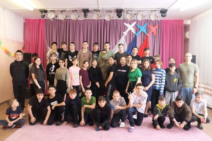 Воспитанники астраханского центра «Юность» узнали о назначении тактического рюкзака