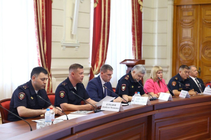 Губернатор Астраханской области провел заседание Совета по миграционной политике