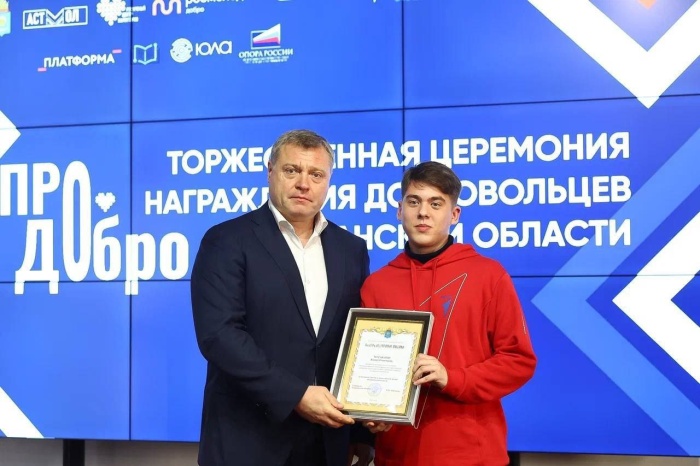 Губернатор Игорь Бабушкин встретился с астраханскими волонтёрами
