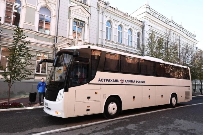 Губернатор Астраханской области передал в зону СВО автобус для нужд военных