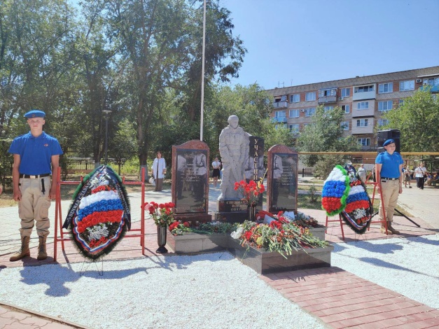В Икрянинском районе открыли памятник погибшим участникам СВО