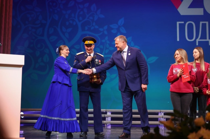 Губернатор Игорь Бабушкин дал старт Году семьи в Астраханской области