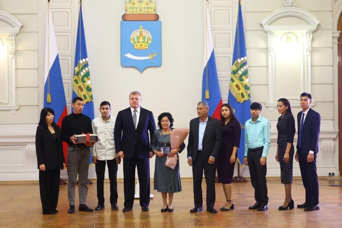 Игорь Бабушкин наградил матерей астраханских военнослужащих