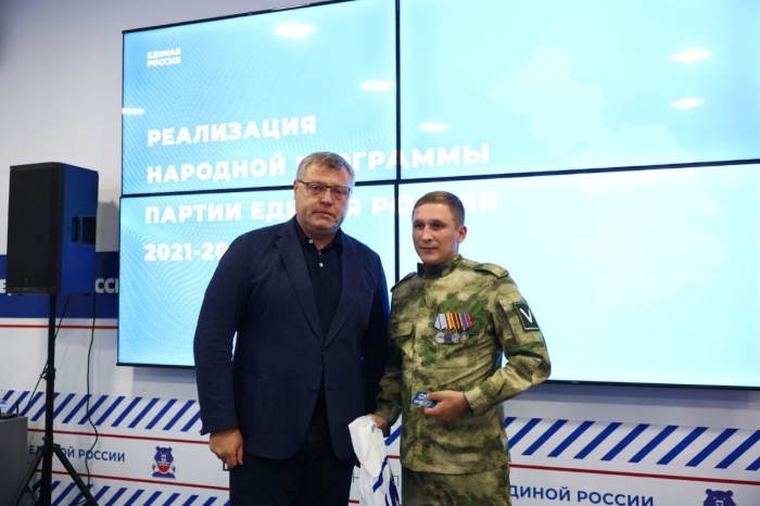 Астраханские участники СВО получили знак отличия «Георгиевский крест» IV степени ДНР от «Единой России»