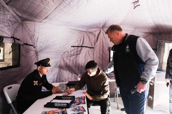 Игорь Бабушкин посетил мобильный пункт отбора на военную службу по контракту в Ахтубинске 